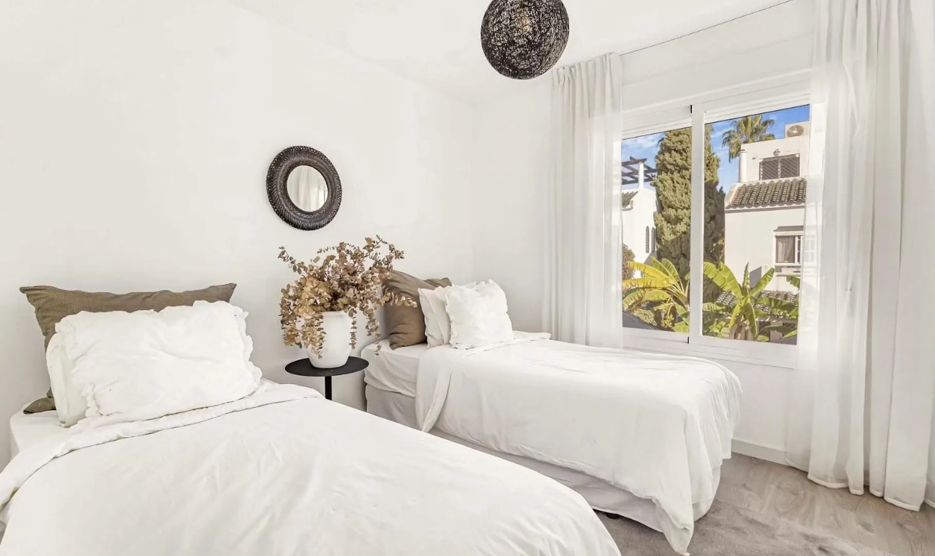 Cozy Townhouse With Rooftop Terrace And Pool Marbella